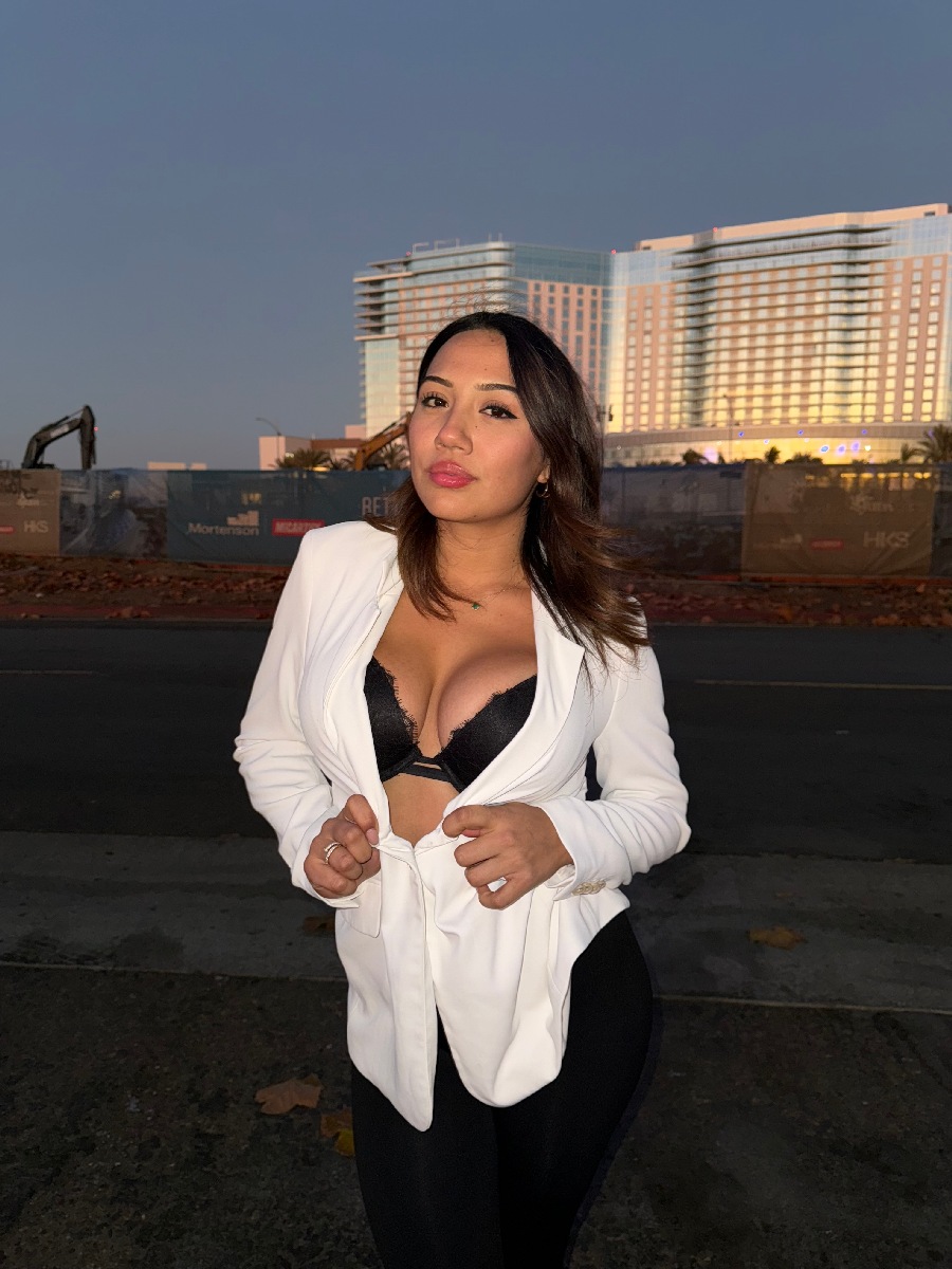 Take a pause and enjoy Ali Cruz — streaming from Higashiosaka