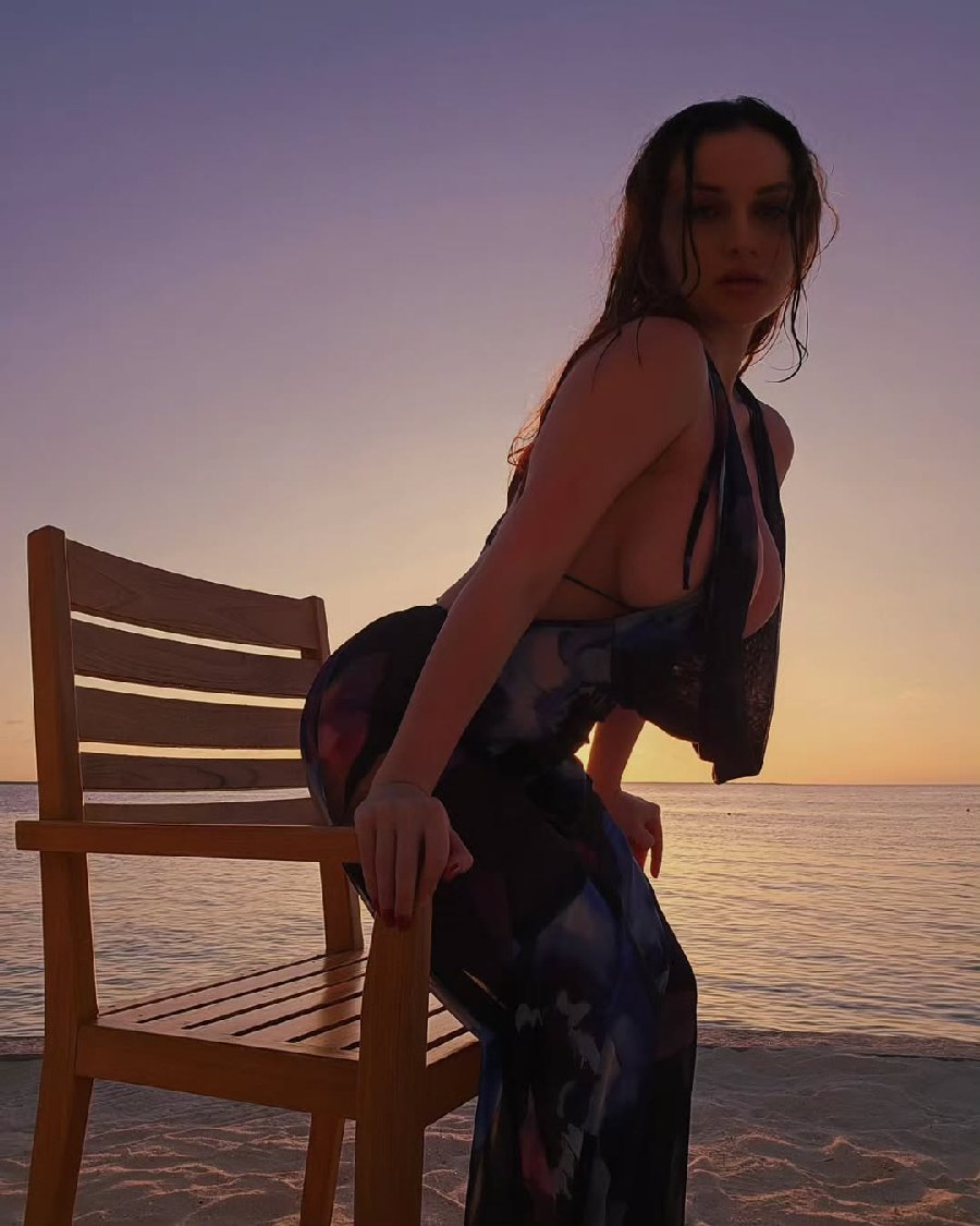 Sexy girl Miranda Faith nude in Higashiosaka